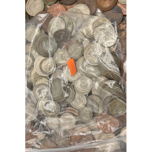 230 - A PLASTIC TRAY OF MAINLY UK COINAGE TO INCLUDE:20th Century uk coinage in two Coin albums with a qua... 