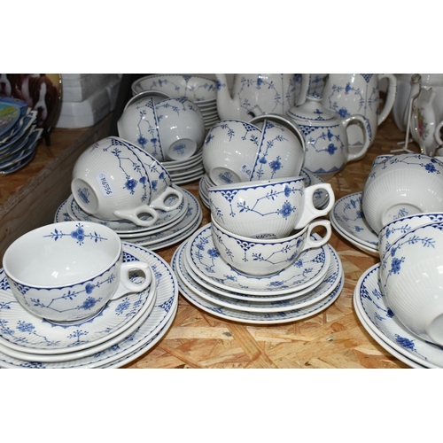 357 - A QUANTITY OF BLUE AND WHITE FURNIVAL 'DENMARK' PATTERN DINNERWARE, Furnival comprising four dinner ... 