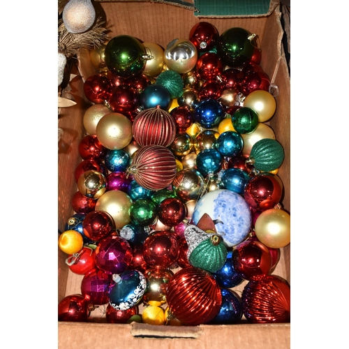 375 - TWO BOXES AND LOOSE CHRISTMAS DECORATIONS, to include a box of late twentieth century/modern Christm... 