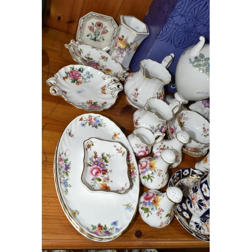 377 - A GROUP OF CERAMIC GIFT AND TEA WARES, to include two boxed Wedgwood 'Victoria' shape vases, in Hath... 