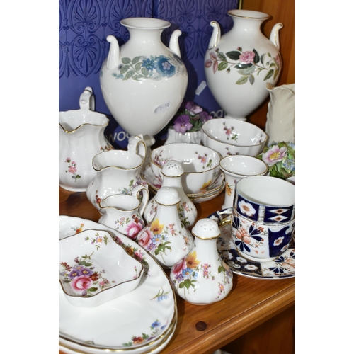 377 - A GROUP OF CERAMIC GIFT AND TEA WARES, to include two boxed Wedgwood 'Victoria' shape vases, in Hath... 