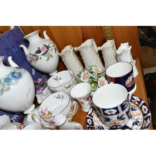 377 - A GROUP OF CERAMIC GIFT AND TEA WARES, to include two boxed Wedgwood 'Victoria' shape vases, in Hath... 