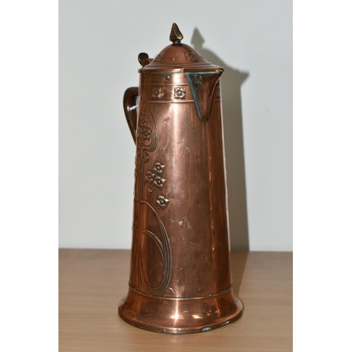 400 - AN ART NOUVEAU COPPER JUG BY JOSEPH SANKEY & SONS, of covered tapering form, with stylised Art Nouve... 