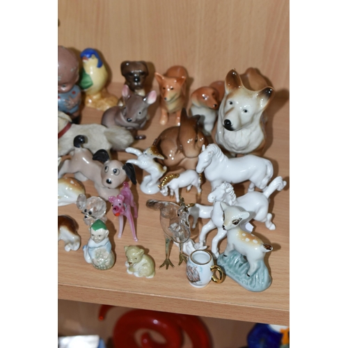 408 - A GROUP OF CERAMICS, GLASS AND OTHER ORNAMENTS, to include six Robertson's jam jazz band figures (tw... 