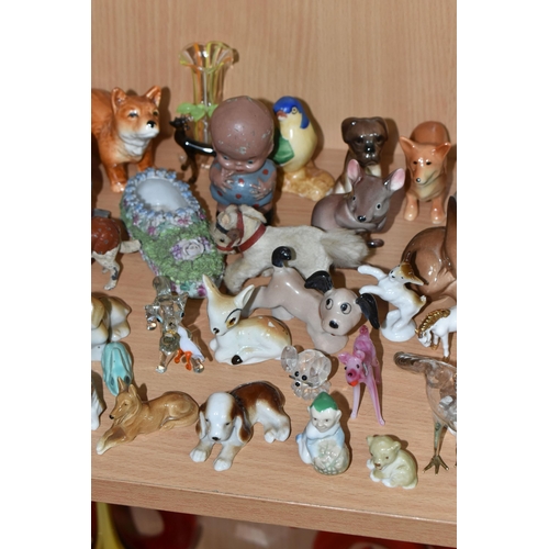 408 - A GROUP OF CERAMICS, GLASS AND OTHER ORNAMENTS, to include six Robertson's jam jazz band figures (tw... 