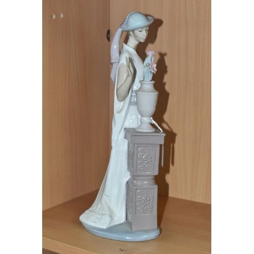 455 - A BOXED LLADRO FIGURE 'LADY GRAND CASINO' NO. 5175, sculpted by Vincente Martinez, issued 1982-1995,... 