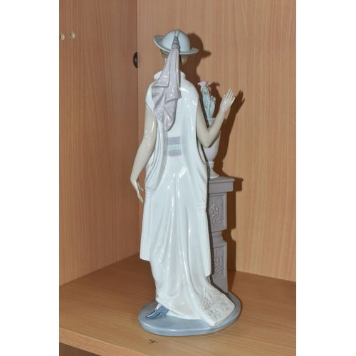 455 - A BOXED LLADRO FIGURE 'LADY GRAND CASINO' NO. 5175, sculpted by Vincente Martinez, issued 1982-1995,... 