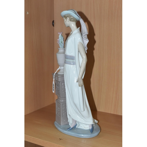 455 - A BOXED LLADRO FIGURE 'LADY GRAND CASINO' NO. 5175, sculpted by Vincente Martinez, issued 1982-1995,... 