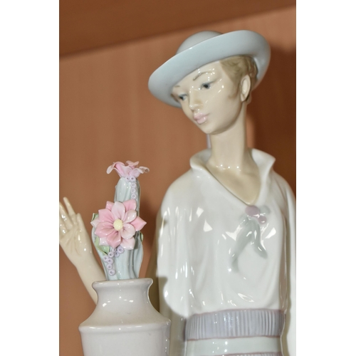 455 - A BOXED LLADRO FIGURE 'LADY GRAND CASINO' NO. 5175, sculpted by Vincente Martinez, issued 1982-1995,... 