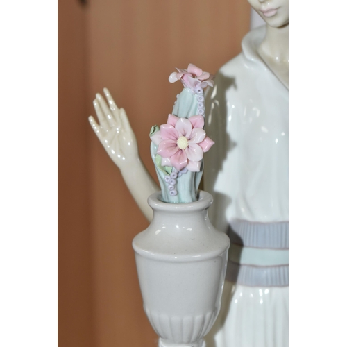 455 - A BOXED LLADRO FIGURE 'LADY GRAND CASINO' NO. 5175, sculpted by Vincente Martinez, issued 1982-1995,... 