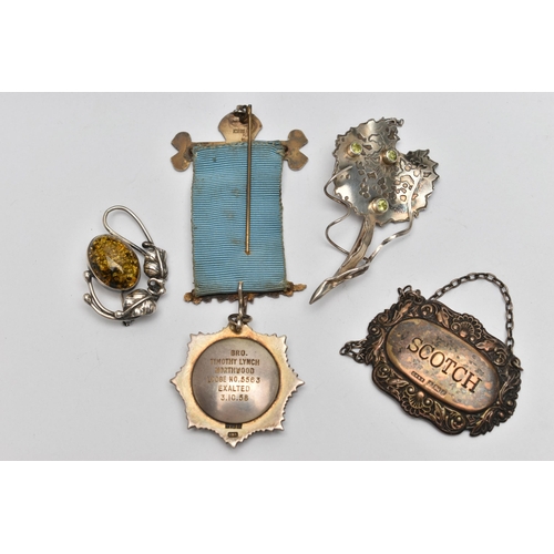 93 - A BOX OF ASSORTED SILVER AND WHITE METAL JEWELLERY ITEMS, to include a silver disk necklace, a silve... 