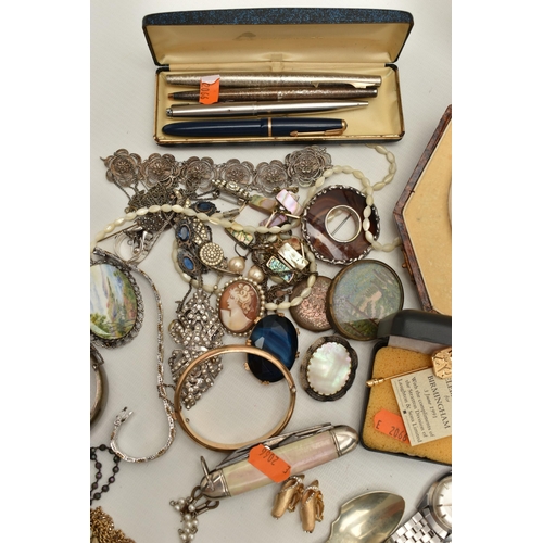 94 - A BOX OF ASSORTED JEWELLERY AND OTHER ITEMS, to include a silver hinged bangle with foliage detail, ... 