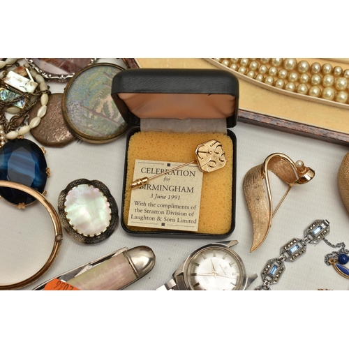 94 - A BOX OF ASSORTED JEWELLERY AND OTHER ITEMS, to include a silver hinged bangle with foliage detail, ... 