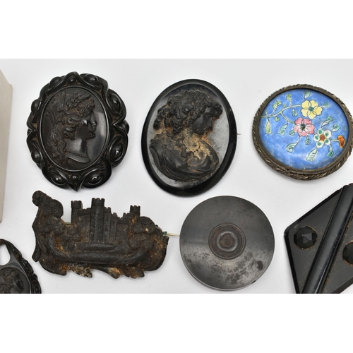 95 - AN ASSORTMENT OF VICTORIAN AND EARLY 20TH CENTURY JEWELLERY ITEMS, to include a carved jet brooch of... 