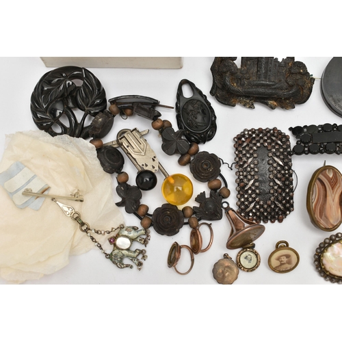 95 - AN ASSORTMENT OF VICTORIAN AND EARLY 20TH CENTURY JEWELLERY ITEMS, to include a carved jet brooch of... 