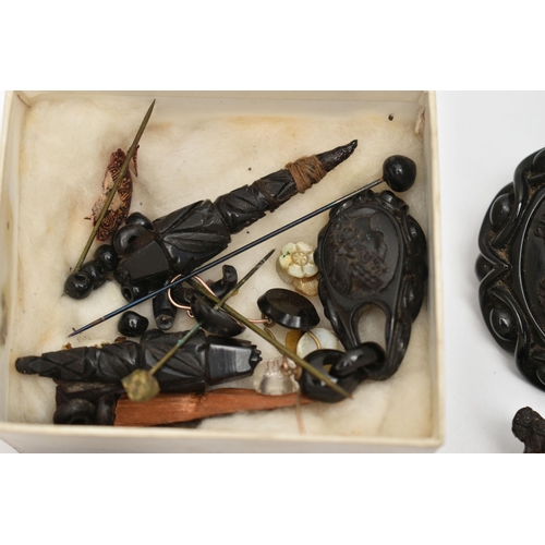 95 - AN ASSORTMENT OF VICTORIAN AND EARLY 20TH CENTURY JEWELLERY ITEMS, to include a carved jet brooch of... 