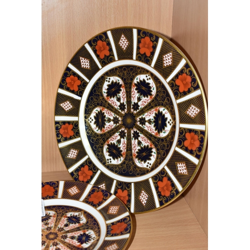 366 - TWO ROYAL CROWN DERBY IMARI PATTERN 1128 CABINET PLATES, comprising one plate dated 1984, diameter 2... 