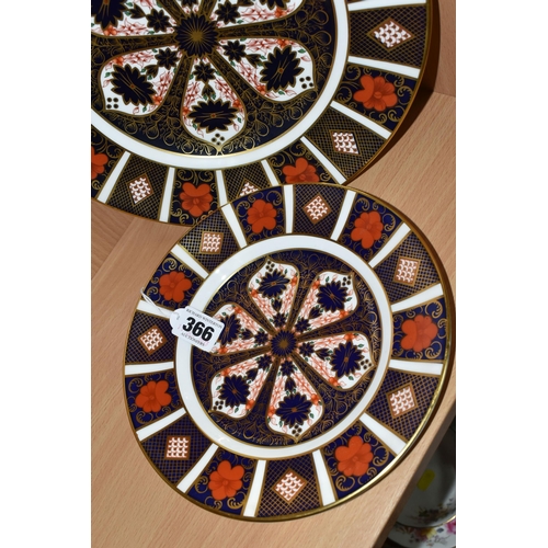 366 - TWO ROYAL CROWN DERBY IMARI PATTERN 1128 CABINET PLATES, comprising one plate dated 1984, diameter 2... 