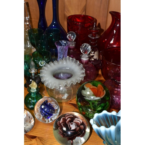 376 - A COLLECTION OF COLOURED AND DECORATIVE GLASS WARES, to include blue Pearline basket, a clear uraniu... 