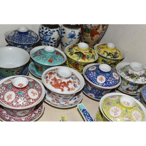 384 - A GROUP OF LATE 19TH AND 20TH CENTURY VASES, BOWLS, COVERS, LADLES AND TEA / SAKI BOWLS, including a... 