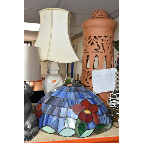 392 - A GROUP OF TABLE LAMPS AND OTHER DECORATIVE HOMEWARES, to include seven table lamps in various style... 