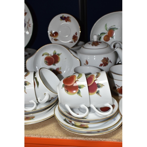 394 - A NINETY SEVEN PIECE ROYAL WORCESTER EVESHAM DINNER SERVICE, comprising a two part vegetable dish, a... 