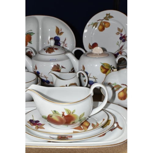 394 - A NINETY SEVEN PIECE ROYAL WORCESTER EVESHAM DINNER SERVICE, comprising a two part vegetable dish, a... 