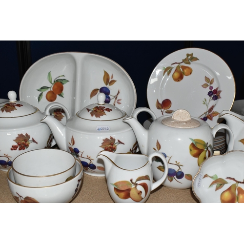 394 - A NINETY SEVEN PIECE ROYAL WORCESTER EVESHAM DINNER SERVICE, comprising a two part vegetable dish, a... 