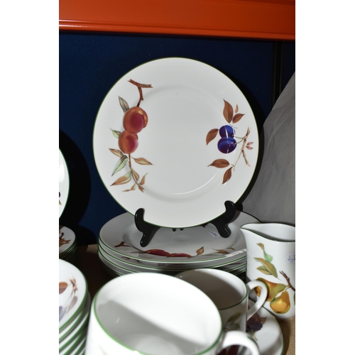 395 - A FORTY FOUR PIECE ROYAL WORCESTER EVESHAM VALE PART DINNER SERVICE, comprising six dinner plates (o... 