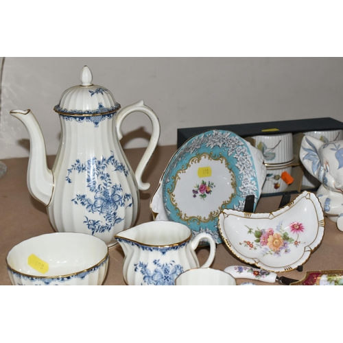 498 - A GROUP OF CERAMICS, comprising a Royal Worcester 'Mansfield' pattern coffee set, coffee pot, sugar ... 