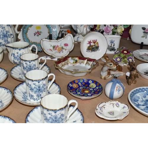 498 - A GROUP OF CERAMICS, comprising a Royal Worcester 'Mansfield' pattern coffee set, coffee pot, sugar ... 