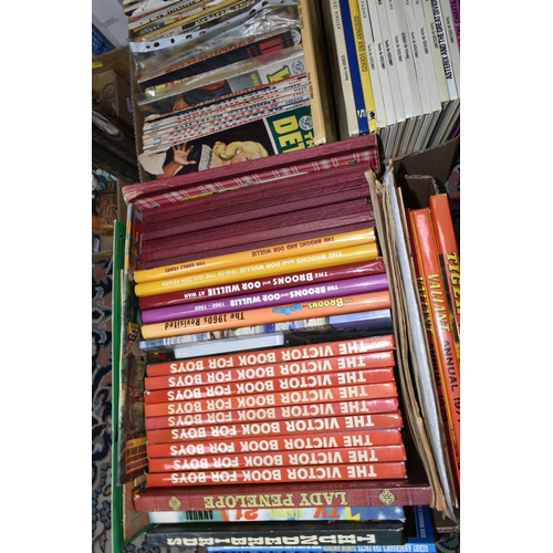 543 - A QUANTITY OF CHILDREN'S ANNUALS AND COMICS, to include a quantity of assorted 1950's Detective and ... 