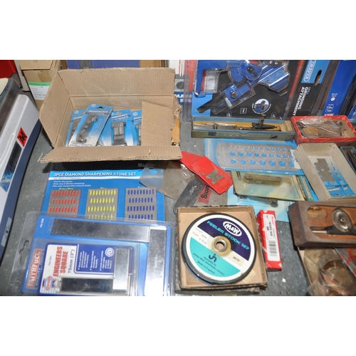 901 - A SELECTION OF ENGINEERS TEST AND MEASURING EQUIPMENT  including a Starret Centre finder, various ma... 