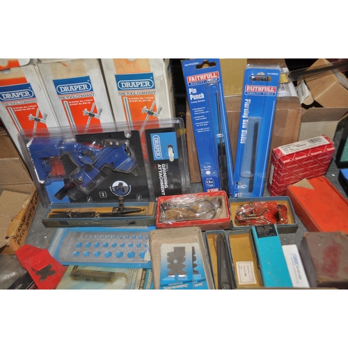 901 - A SELECTION OF ENGINEERS TEST AND MEASURING EQUIPMENT  including a Starret Centre finder, various ma... 