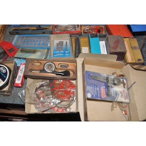 901 - A SELECTION OF ENGINEERS TEST AND MEASURING EQUIPMENT  including a Starret Centre finder, various ma... 