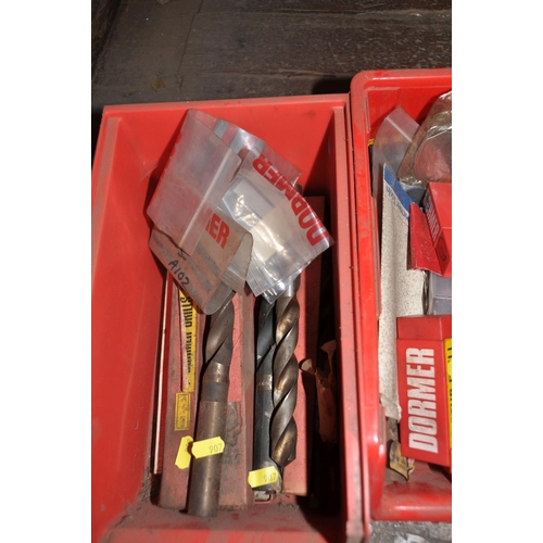 907 - TWO PLASTIC TRAYS CONTAINING NEW UNUSED METRIC AND IMPERIAL HSS DRILL BITS by Dormer , Lyndon etc (s... 