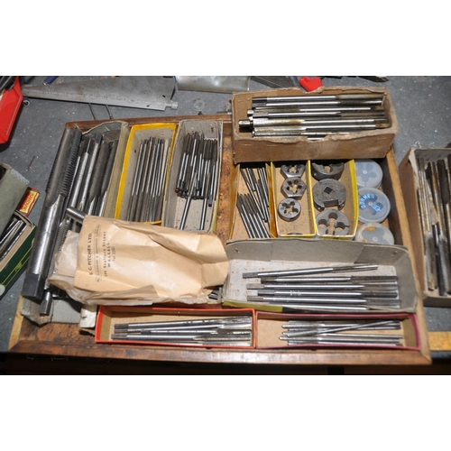 921 - A TRAY CONTAINING CSCT WHITWORTH TAPS AND DIES, taps are long shank (this lot is located at another ... 