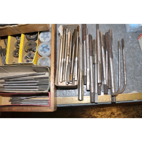 921 - A TRAY CONTAINING CSCT WHITWORTH TAPS AND DIES, taps are long shank (this lot is located at another ... 