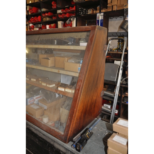 943 - AN EARLY 20th CENTURY COUNTER TOP DISPLAY CASE constructed from mahogany, with a glass front, canted... 