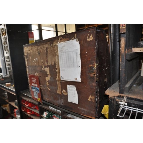 943 - AN EARLY 20th CENTURY COUNTER TOP DISPLAY CASE constructed from mahogany, with a glass front, canted... 