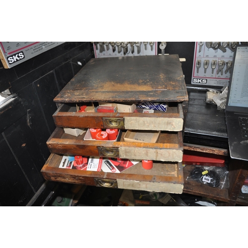 952 - AN EARLY 20th CENTURY WALNUT SHOP DRAWER UNIT with three drawer, brass inset handles and a lift up t... 