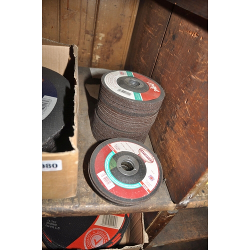 980 - A QUANTITY OF VARIOUS CUTTING AND GRINDING DISCS from 5in to 14in (see pics for details)(this lot is... 