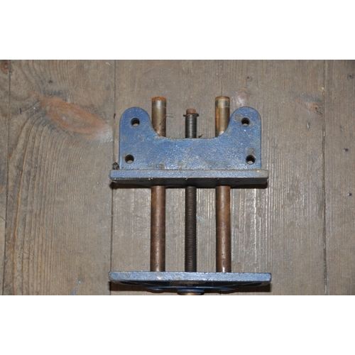 981 - A BAHCO RECORD WOODWORKING VICE with a 7in jaw (brand new old stock) Condition some minor paint loss... 