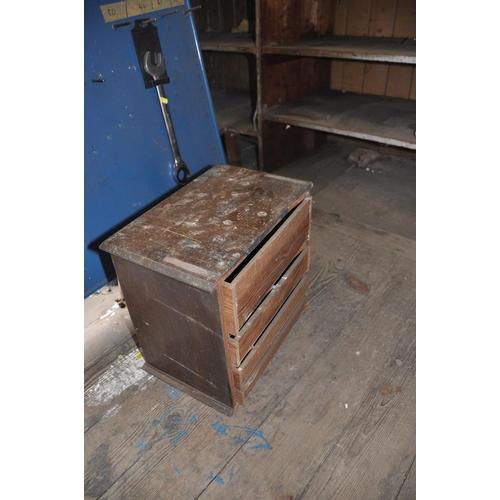 992 - A SMALL EARLY 20th CENTURY OAK COLLECTORS CHEST with four graduated drawers, partitions to lower dra... 