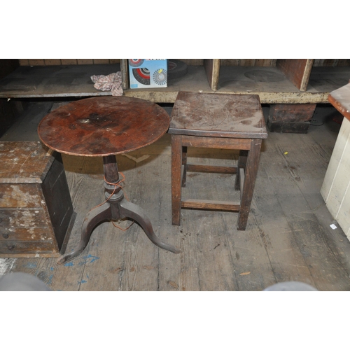 992 - A SMALL EARLY 20th CENTURY OAK COLLECTORS CHEST with four graduated drawers, partitions to lower dra... 