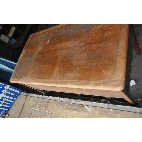 994 - AN EARLY 20th CENTURY OAK DESK with two drawers either side of open knee hole standing on square leg... 