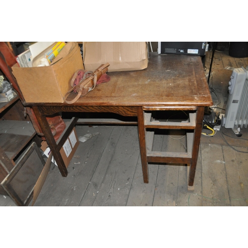 994 - AN EARLY 20th CENTURY OAK DESK with two drawers either side of open knee hole standing on square leg... 