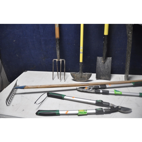 1048 - A COLLECTION OF GARDEN TOOLS to include an Xceed GHT510E hedge trimmer (UNTESTED) along with a spade... 