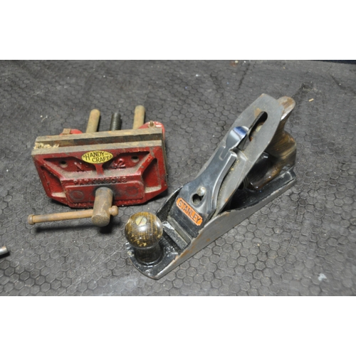 1070 - A STANLEY No5 1/2, A STANLEY No4 WOODPLANES, a Record No778 rebate plane and a woodworking vice (4)