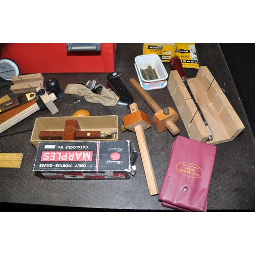 1080 - A PLASTIC TOOLBOX CONTAINING CARPENTRY TOOLS including a Woden X190 dowelling jig, a Record No0110 p... 